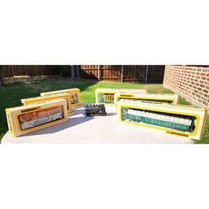 Lot of 7 HO Scale Bachmann Train Cars With Boxes